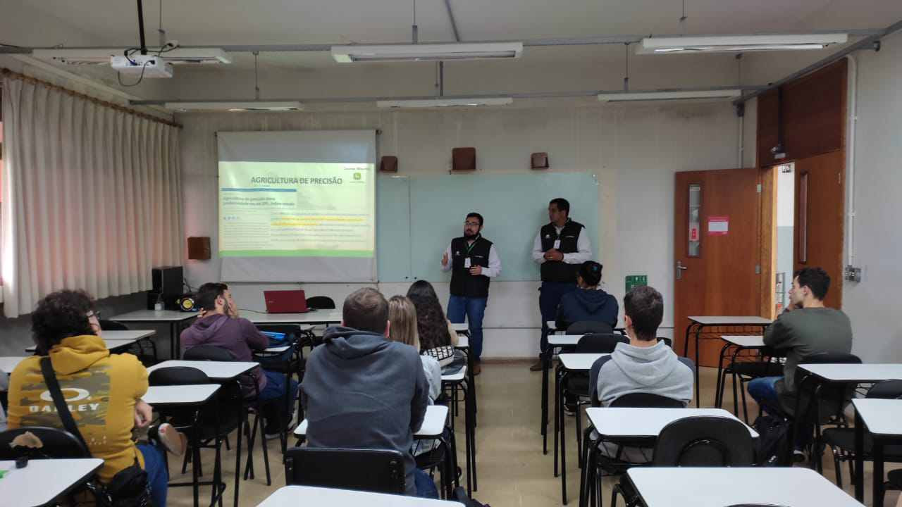 COCAMAR: CSC itinerante da Cocamar Máquinas  é apresentado a estudantes da UFTPR