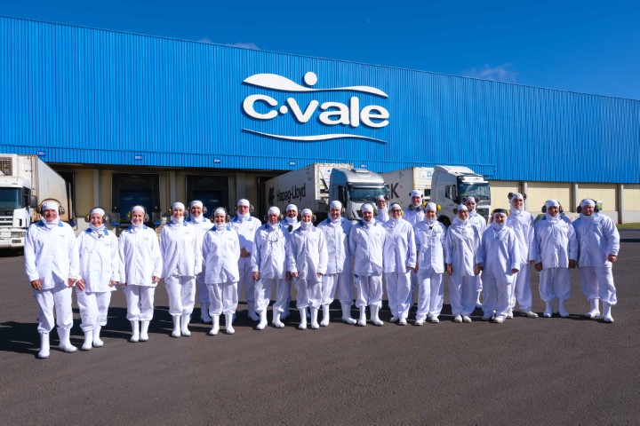 C.VALE: Produtores de frango foram conhecer funcionamento do abatedouro