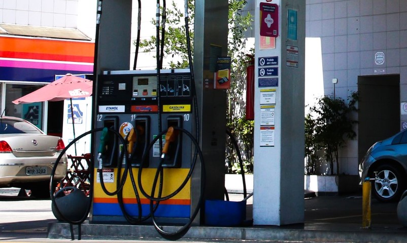 COMBUSTÍVEL: Preço da gasolina nos postos volta a subir após 15 semanas