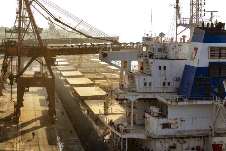 COMÉRCIO EXTERIOR: Porto de Paranaguá registra alta de 102% nas exportações pelo Corredor Leste em outubro