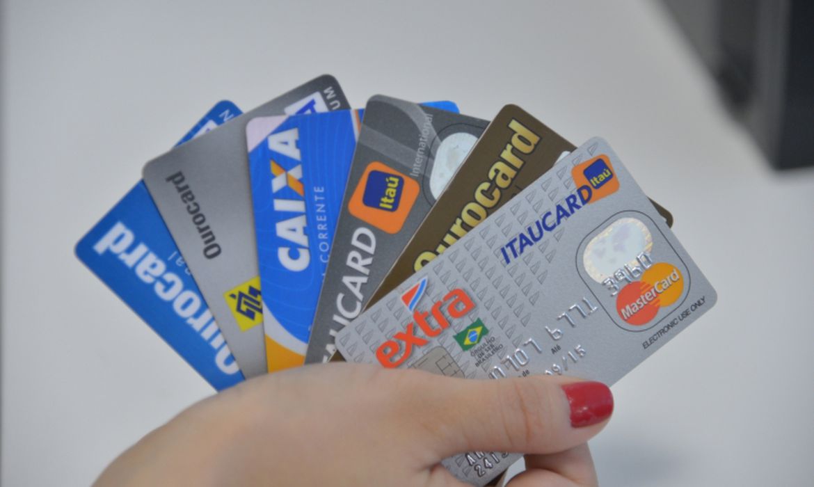 ECONOMIA: Pagamentos com cartões movimentam R$ 827 bilhões no 3º trimestre