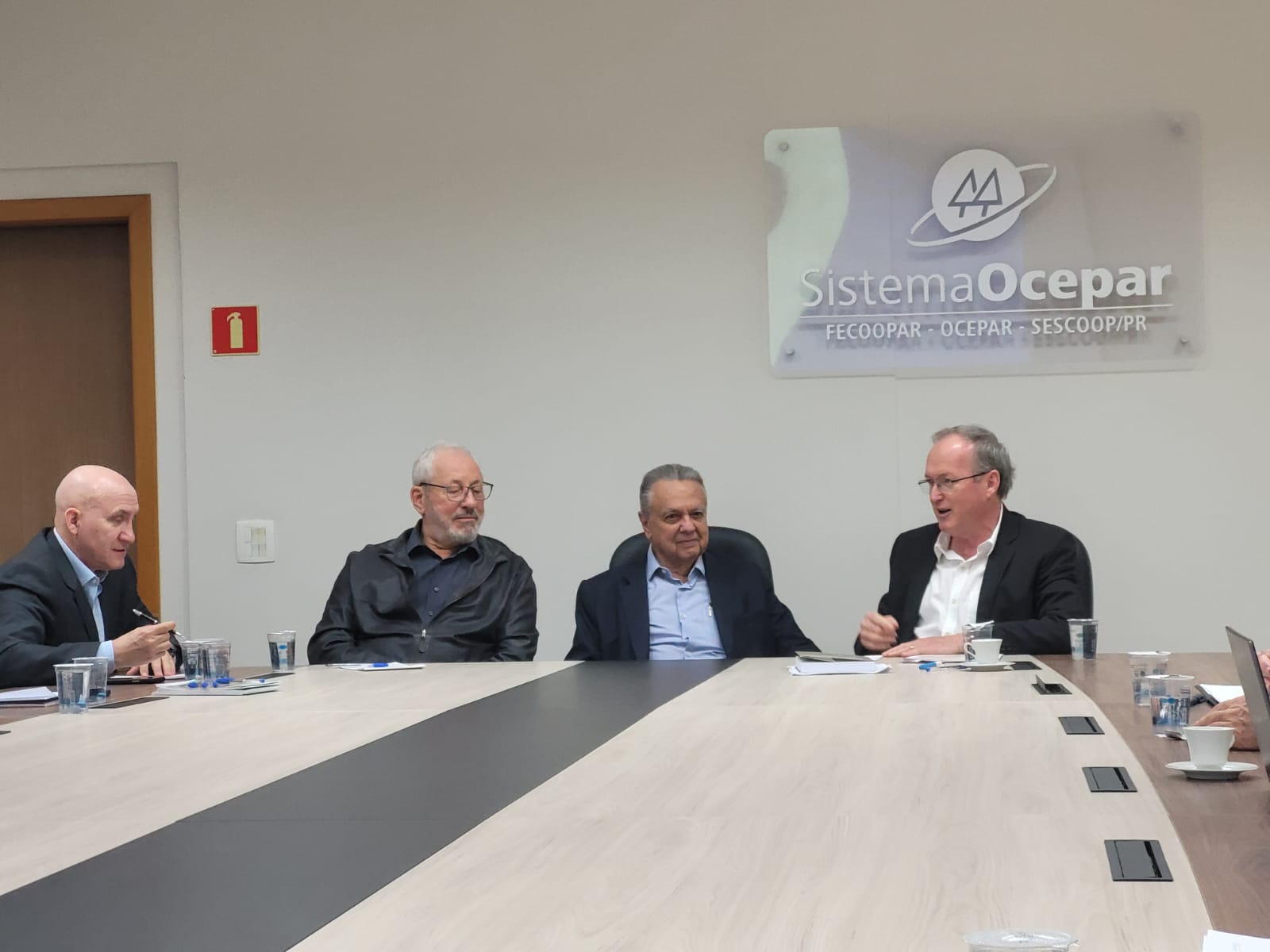 SISTEMA OCEPAR: Roberto Rodrigues participa de reunião da diretoria e do Comitê Estratégico; à tarde ele apresenta palestra magna no Fórum de Mercado