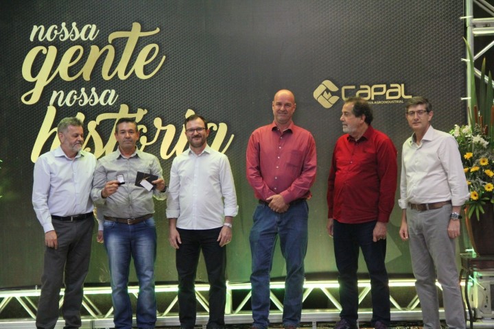 CAPAL: Confraternização é realizada para homenagear funcionários longevos da cooperativa