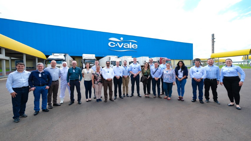 C.VALE: Diplomatas de cinco países visitam indústrias da cooperativa