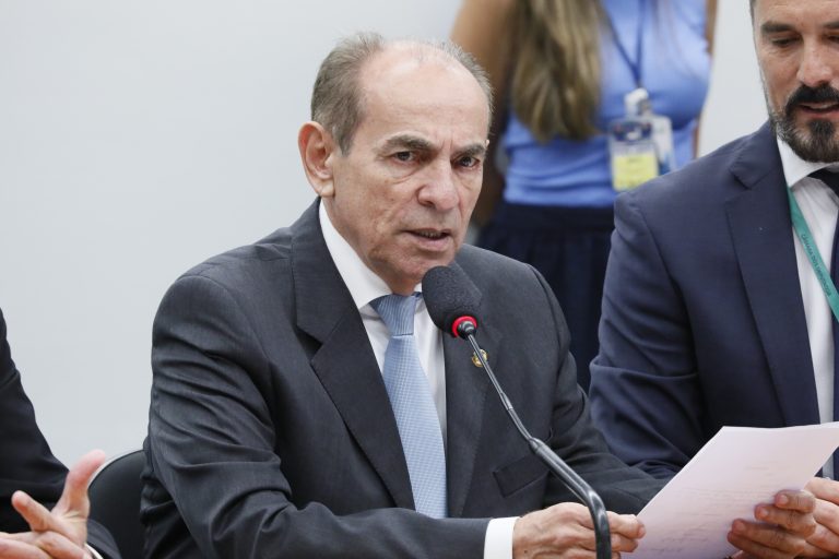 LEGISLATIVO I: Relator do Orçamento protocola PEC que permite a continuidade do Auxílio Brasil de R$ 600