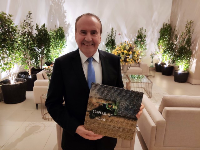 LAR: Diretor-presidente da cooperativa é homenageado pelo Banco do Brasil em Curitiba
