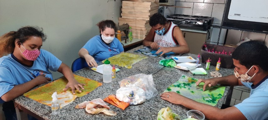 SICREDI DEXIS: Alunos da Associação Flávia Cristina realizam primeira exposição de artesanatos em agência de Londrina