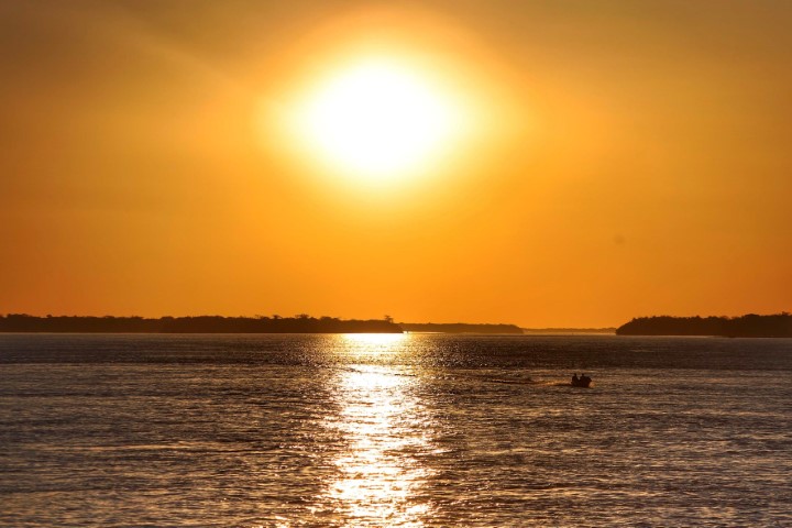 METEOROLOGIA: Verão terá dias muito quentes, máximas acima de 30°C e chuvas intensas no Paraná