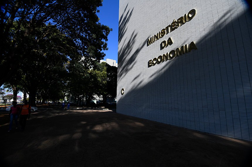 SENADO: Aumento de impostos é medida mais provável do pacote fiscal, diz IFI