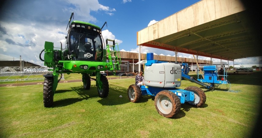 COOPAVEL: Primeiras máquinas e implementos já estão no parque do 35º Show Rural