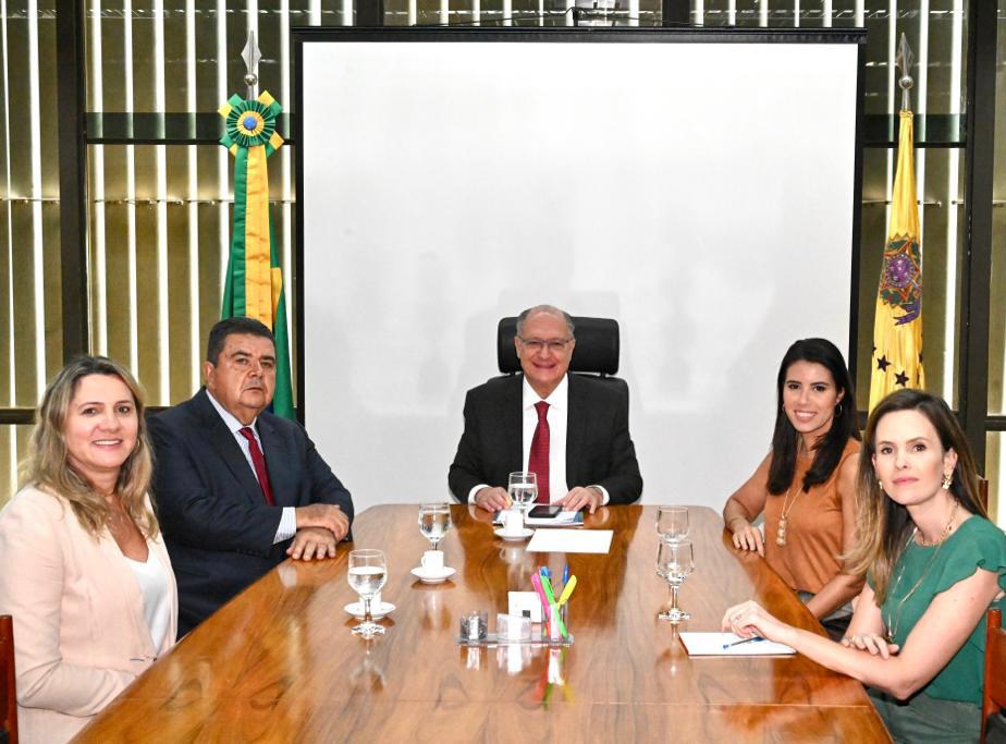 BRASÍLIA: Presidente da OCB discute temas prioritários do cooperativismo com o vice-presidente do Brasil, Geraldo Alckmin