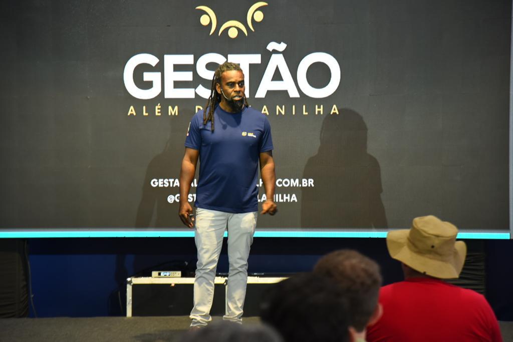 FÓRUM DE TI: “Tenho enorme gratidão pelo agro”, diz Tinga em palestra para cooperativas