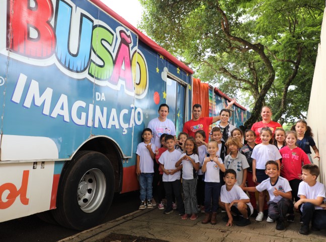 COPACOL: Busão da Imaginação leva paixão à leitura nas escolas