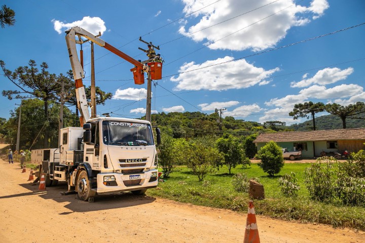 ENERGIA ELÉTRICA: Paraná Trifásico conclui a construção de 11.245 km de redes e já beneficia 315 municípios