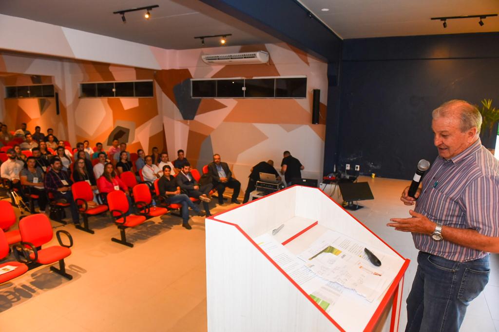 COOPAVEL: Aviário-escola da cooperativa recebe aulas práticas de pós em veterinária