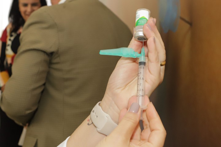 SAÚDE I: Com objetivo de alcançar 4,6 milhões de pessoas, Paraná inicia vacinação contra a gripe