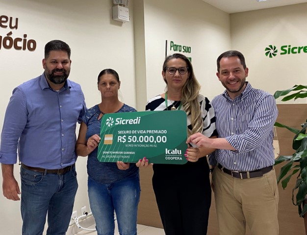 SICREDI INTEGRAÇÃO: Prêmio do Seguro de Vida é entregue para associada de São João do Triunfo (PR)