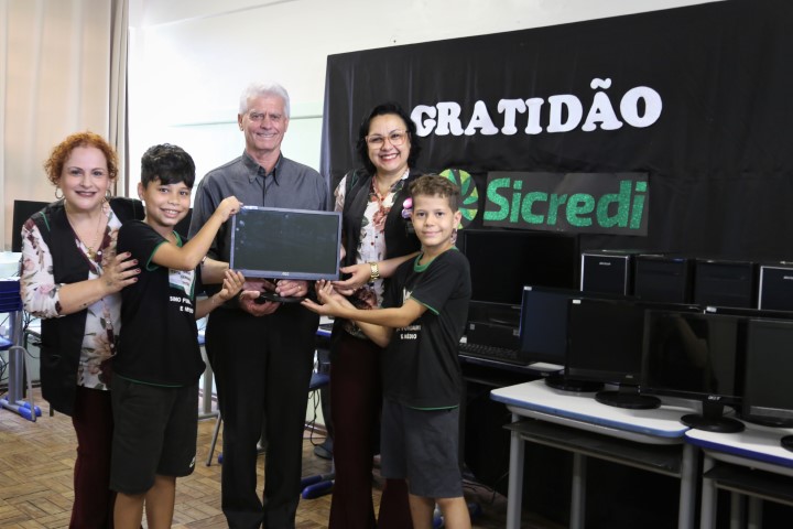 SICREDI PROGRESSO: Cooperativa doa equipamentos de informática para Colégio Estadual Irmão Germano Rhoden