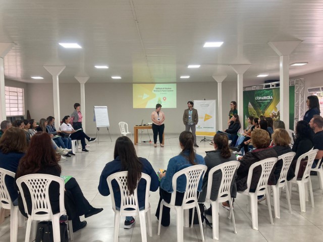 FORMAÇÃO: Professores de Ipiranga e Ivaí recebem treinamento do Programa Cooperjovem
