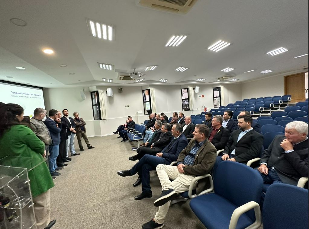 COOPERATIVISMO: Conselheiros da Cocamar visitam a sede do Sistema Ocepar