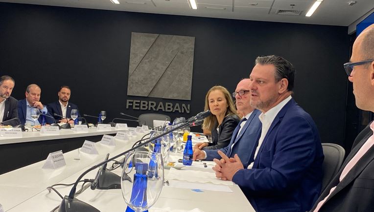MAPA: Ministro Fávaro articula com sistema bancário apoio a produtores rurais que adotam práticas sustentáveis
