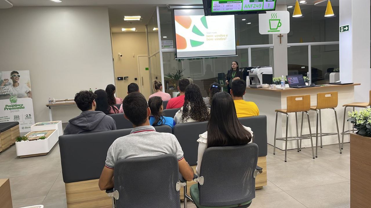 CRÉDITO: Sicredi Vale do Piquiri Abcd PR/SP leva dicas sobre educação financeira durante a Semana Enef