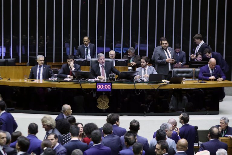 LEGISLATIVO: Câmara aprova MP que reorganiza ministérios do governo Lula
