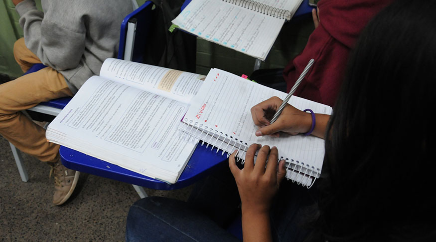 PNAD CONTÍNUA: Em 2022, analfabetismo cai, mas continua mais alto entre idosos, pretos e pardos e no Nordeste