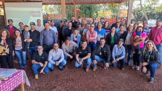 CRÉDITO: Sicoob Médio Oeste realiza Dia de Campo do programa Balde Cheio em Assis Chateaubriand