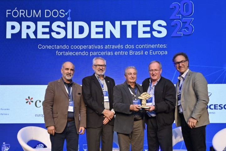 FÓRUM DOS PRESIDENTES IV: Dilvo Grolli recebe troféu “Cooperativas Orgulho do Paraná”