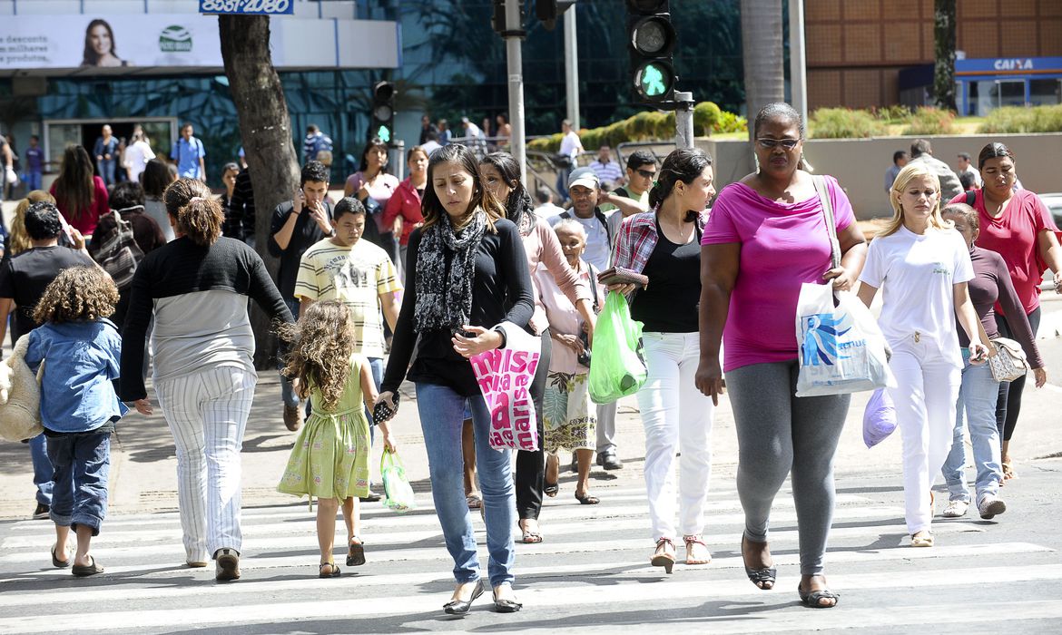 IBGE: População com mais de 65 anos sobe para 10,5% em 2022