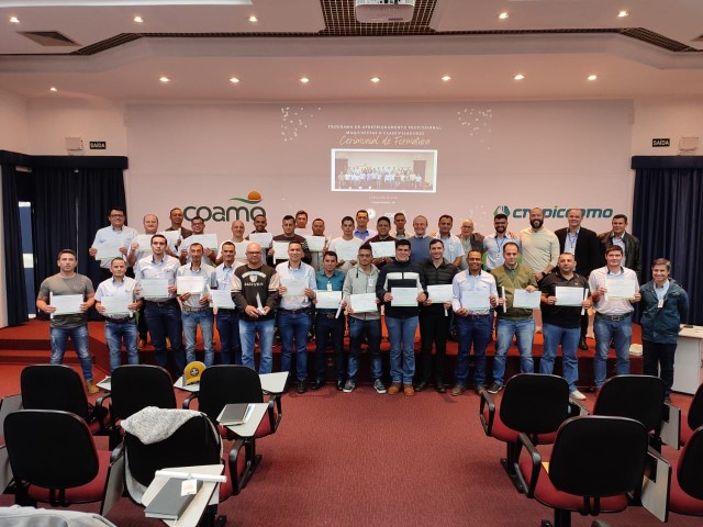 AGRO: Coamo forma a 1ª turma do Programa de Aperfeiçoamento Profissional de maquinistas e classificadores