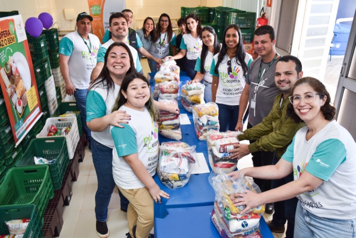 DIA C:  Ação de cooperativas arrecada 3,5 toneladas de alimentos na região de Londrina