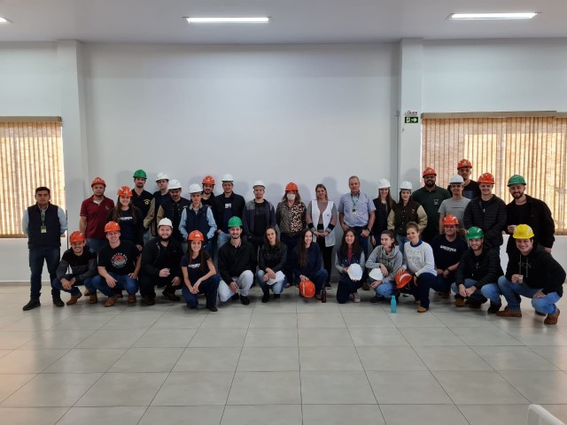 AGRO: Copagril recebe acadêmicos de agronomia da Unioeste para visita técnica