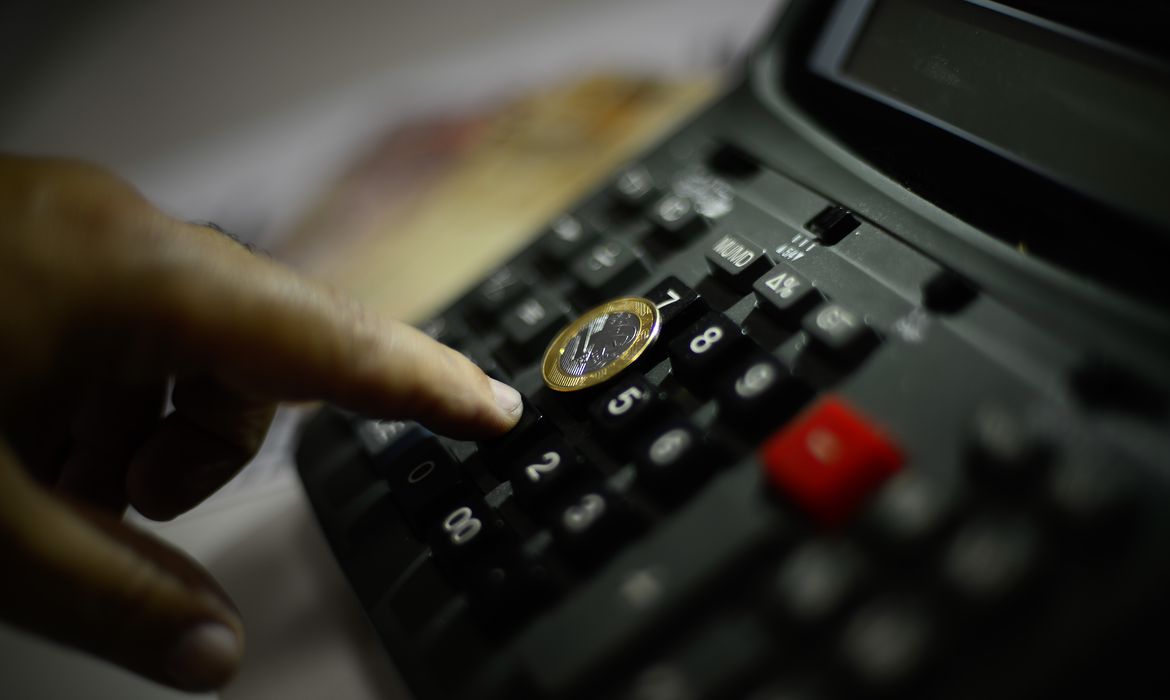 ECONOMIA: Inadimplência cai pela primeira vez em 2023, aponta Serasa