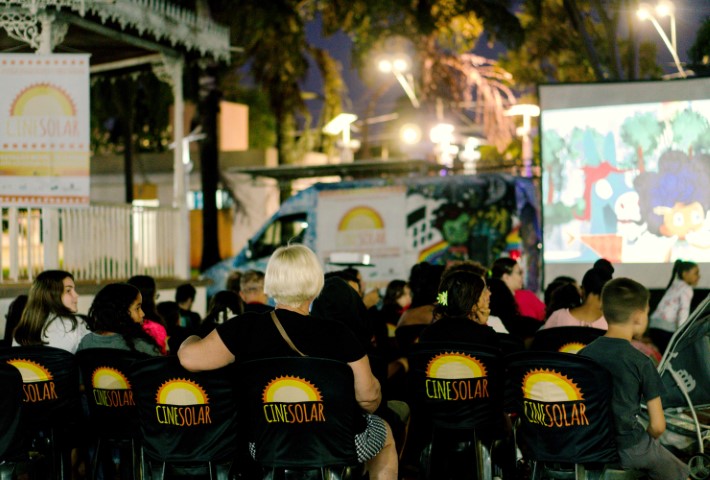 CRÉDITO: CineSolarzinho chega a Ipeúna com sessões gratuitas de cinema movido a energia solar, pipoca e atrações para toda a família