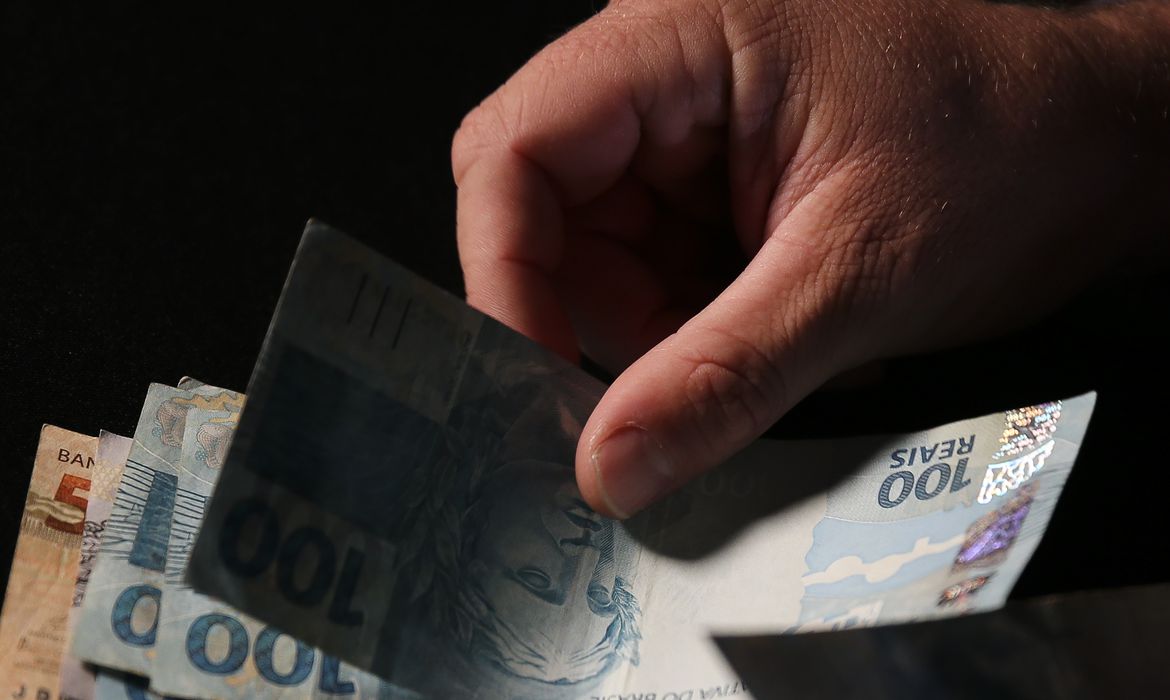 ECONOMIA: Saúde e educação concentram metade de novo bloqueio no Orçamento