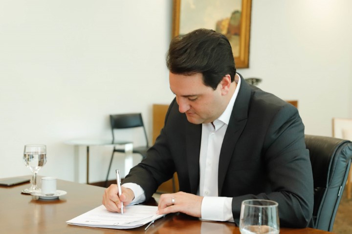 TRABALHO: Governador assina decreto com novos valores e Piso Regional ultrapassa R$ 2 mil