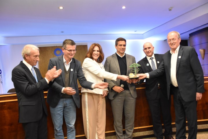 HOMENAGEM: Troféu Ocepar 2022 é entregue a Roberto Campos Neto