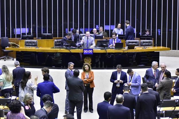 LEGISLATIVO: Câmara aprova MP que reajusta salário mínimo e amplia faixa de isenção do IR