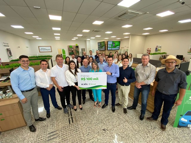 CRÉDITO: Associada é sorteada com prêmio de R$ 100 mil
