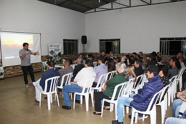 AGRO: Qualidade da ração Coprossel é foco de reunião com pecuaristas em Nova Laranjeiras 