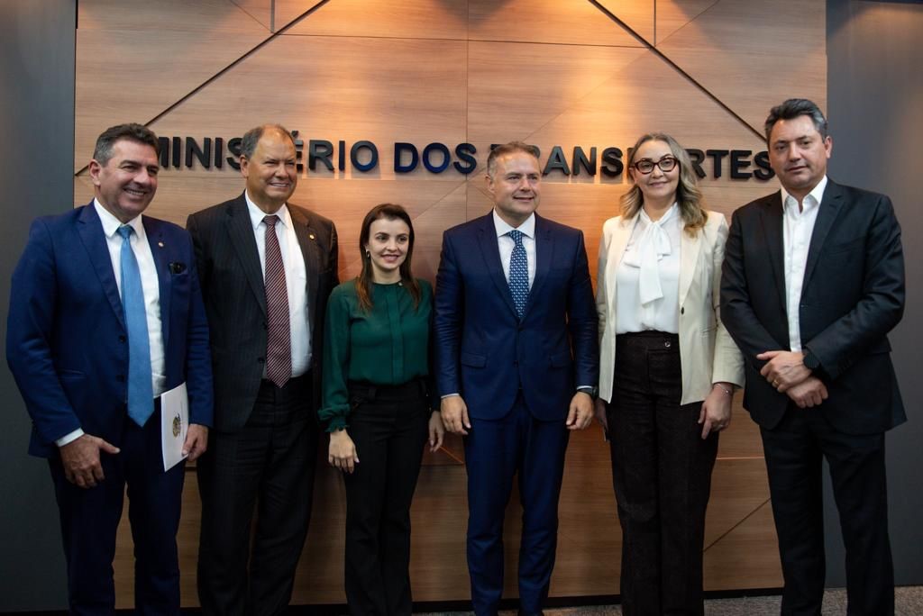 LEGISLATIVO: Parlamentares protocolam indicação para regulamentar o trânsito de máquinas agrícolas em vias públicas
