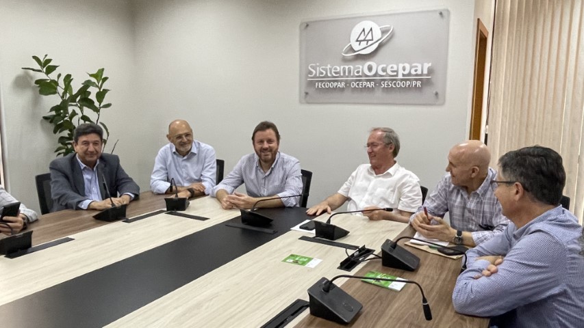 VISITA: Marcos Fava Neves, o Dr. Agro, esteve no Sistema Ocepar 