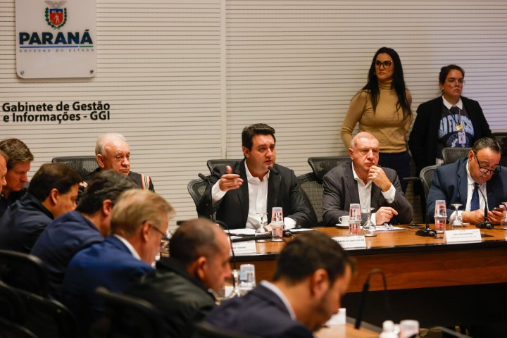 SOLIDARIEDADE: Estado mobiliza doação de 8 toneladas de frango por cooperativas; Defesa Civil entrega de cestas básicas