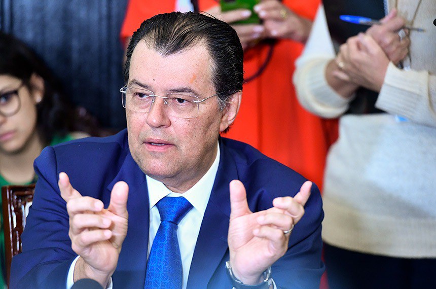 LEGISLATIVO: Relatório da reforma tributária prevê 'trava' para aumento de imposto