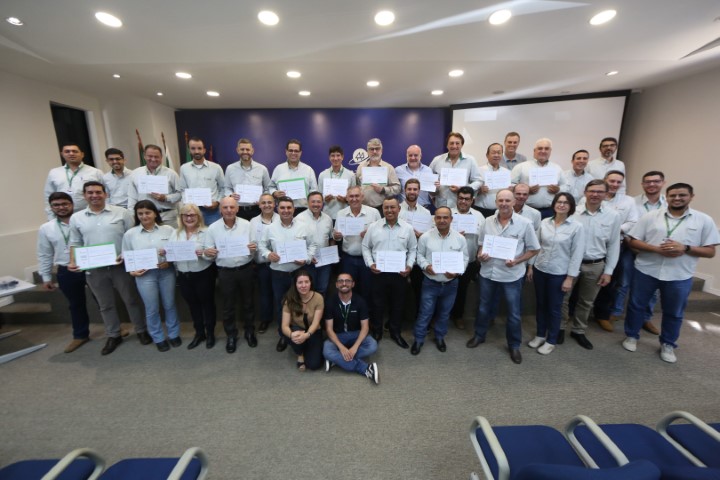 VISITA: Lideranças da Cocari recebem certificado de conclusão do Programa de Formação de Conselheiros