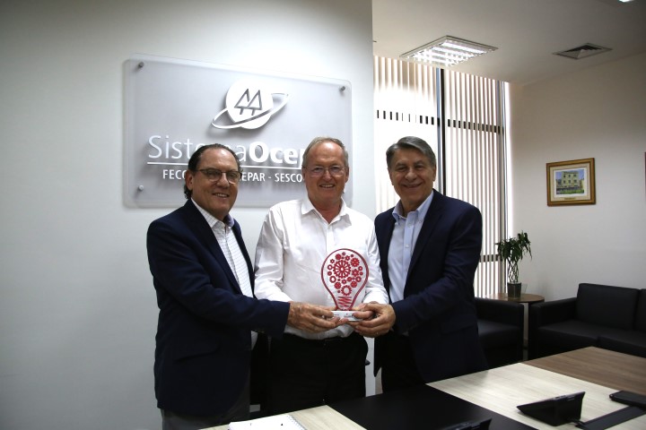 RECONHECIMENTO: Troféu concedido ao Plano de Saúde PR Cooperativo é entregue ao presidente do Sistema Ocepar