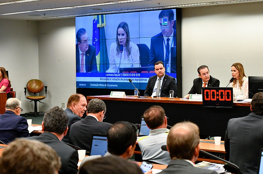 LEGISLATIVO: Comissões aprovam emendas ao Orçamento e à LDO 2024