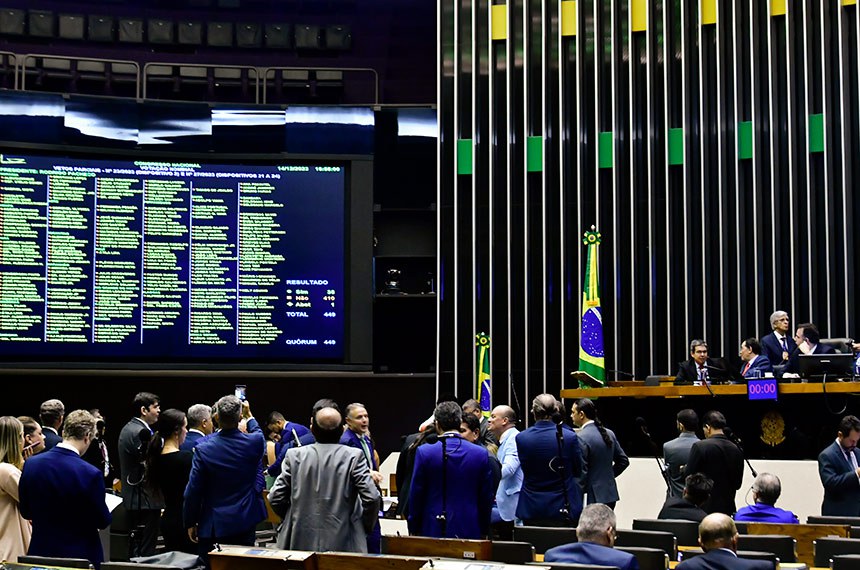 LEGISLATIVO: Congresso derruba veto à desoneração da folha para 17 setores da economia